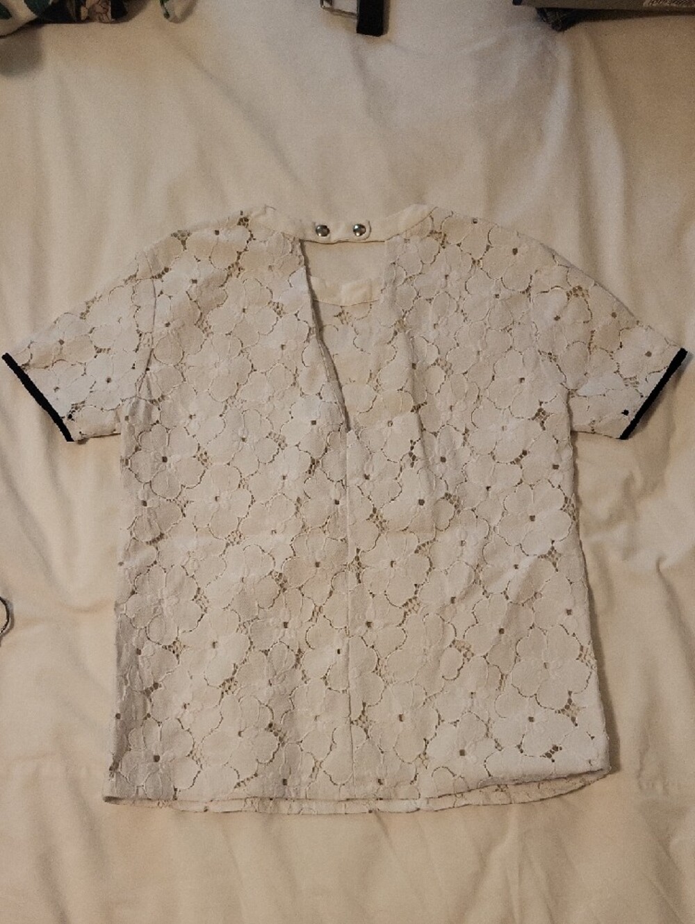 Sandro White Floral Lace Short Sleeve Top with Black Trim - Picture 4 of 4